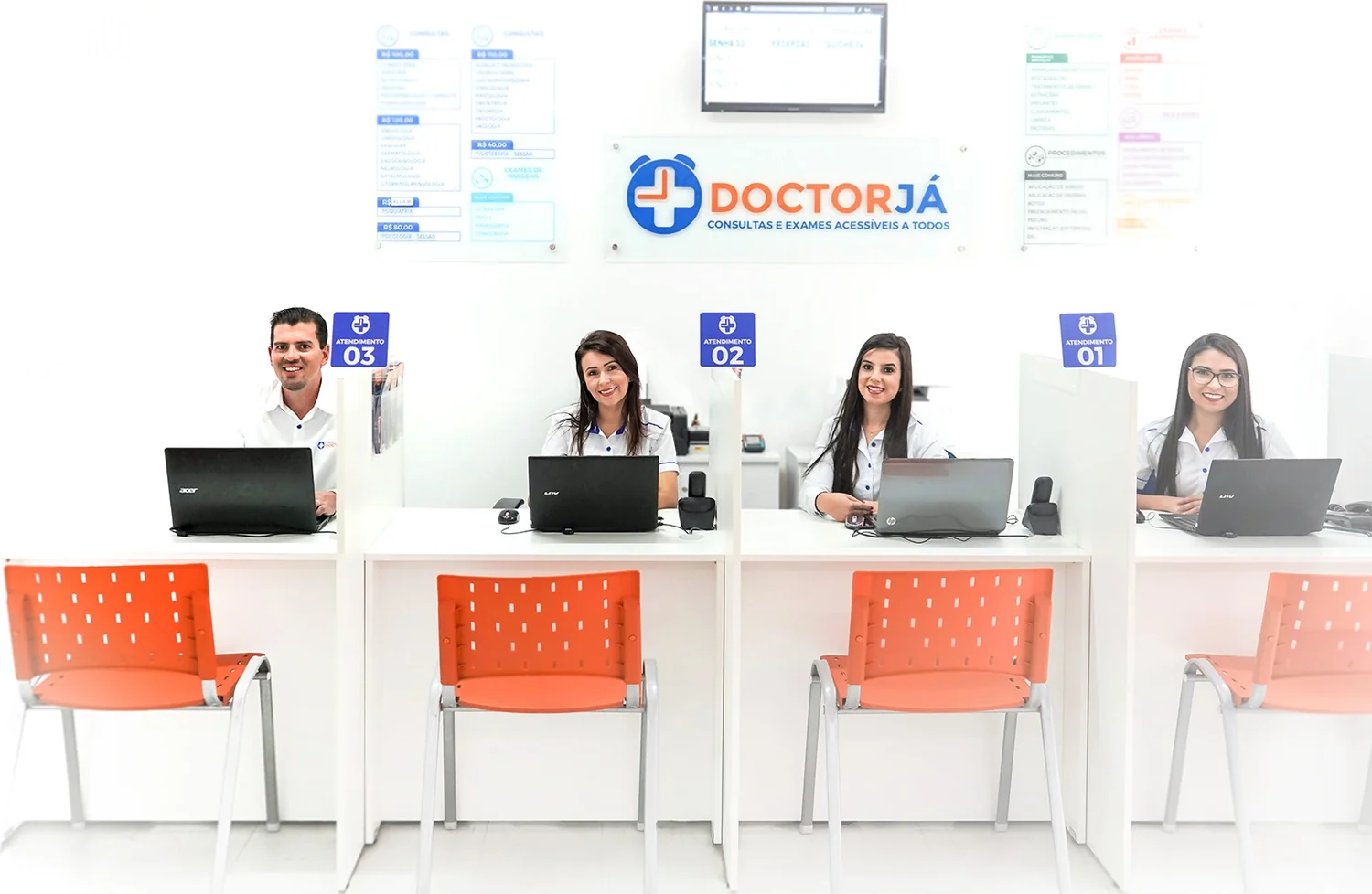 Recepção das Clínicas Doctor Já, com a equipe nos guichês de atendimento 01, 02 e 03